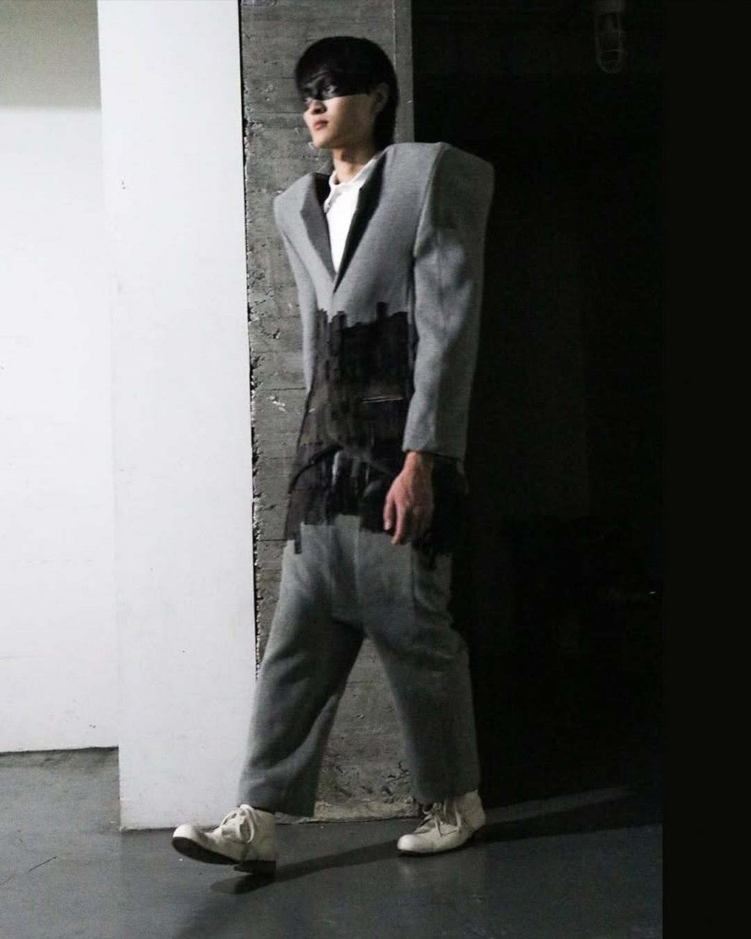 철학과 운명을 재해석한 AONSOUI의 TENET 컬렉션 — Look 3