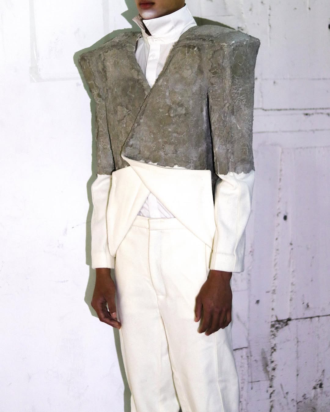 철학과 운명을 재해석한 AONSOUI의 TENET 컬렉션 — Look 5