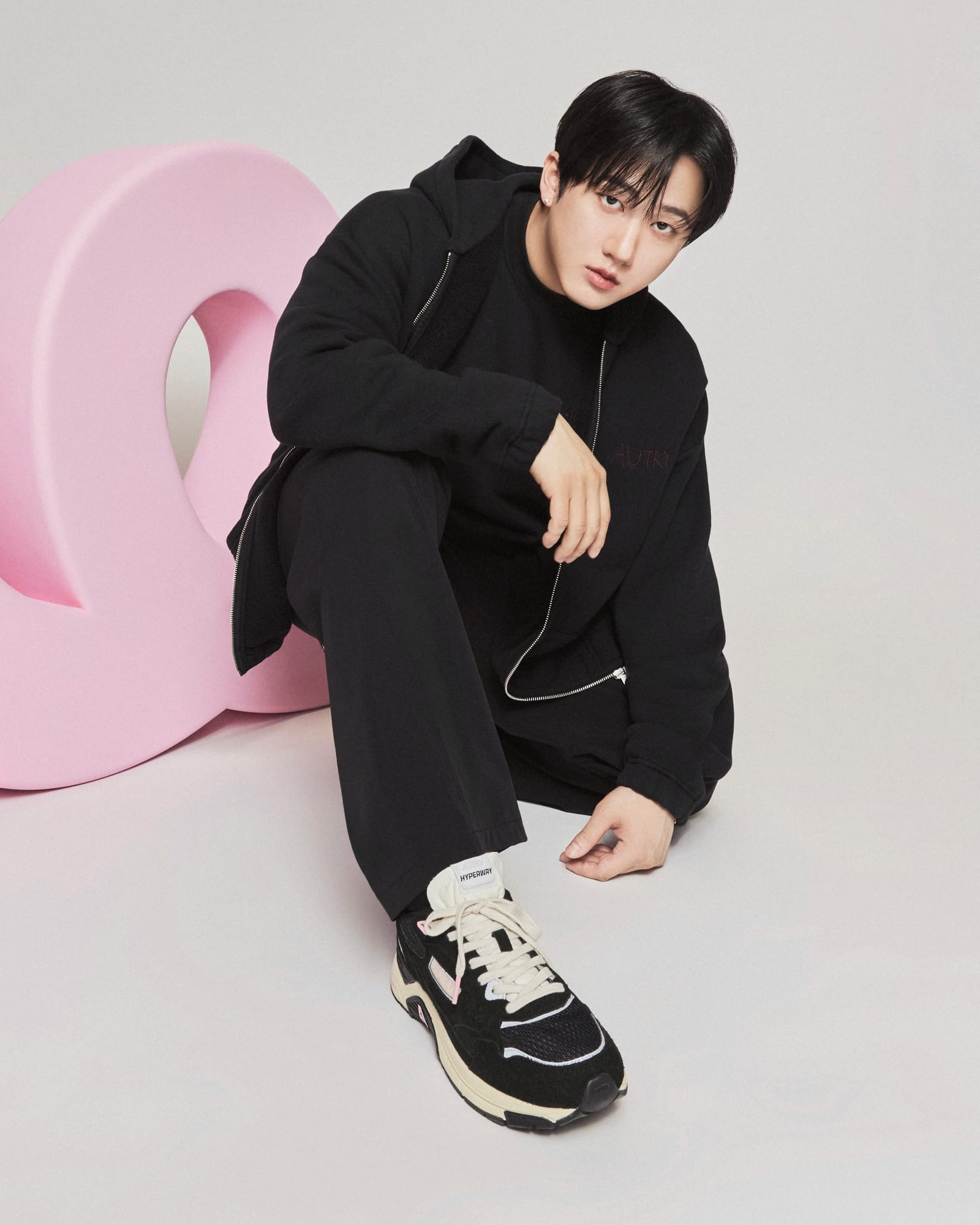 창빈의 시그니처가 오트리 위에 올라탔다 — changbin, Look 6