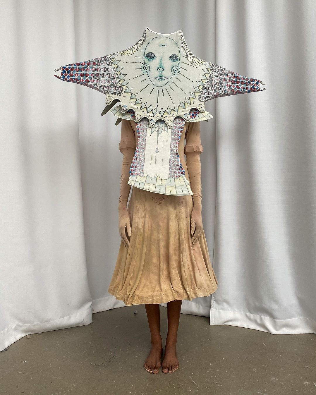광대의 가면 뒤, 원시와 초현실이 만나다 — Look 2