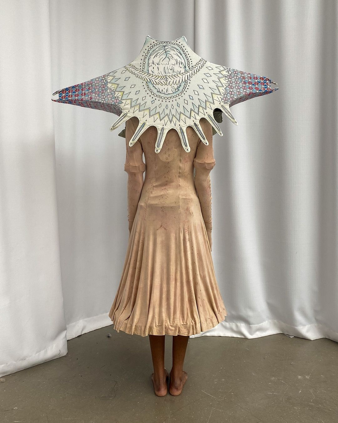 광대의 가면 뒤, 원시와 초현실이 만나다 — Look 3
