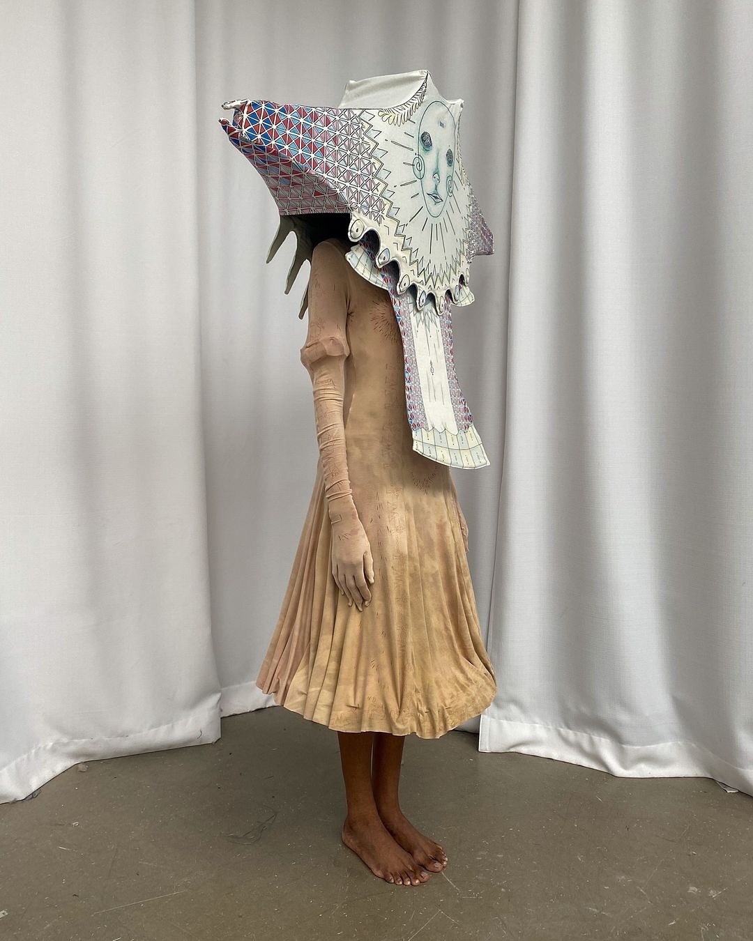 광대의 가면 뒤, 원시와 초현실이 만나다 — Look 4