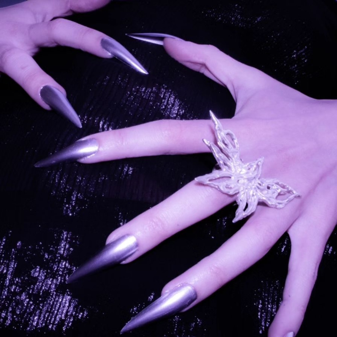 왁스와 크리스탈로 빚는 지속 가능한 주얼리의 미학 — Look 2