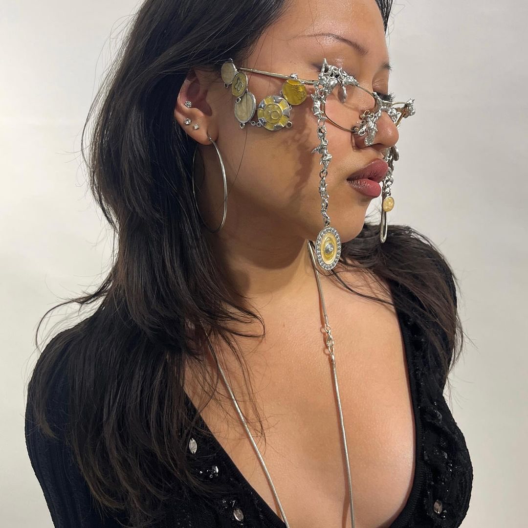 빈티지 코인으로 완성한 아이웨어, 퍼스트블러쉬의 감각적 변주 — Look 2