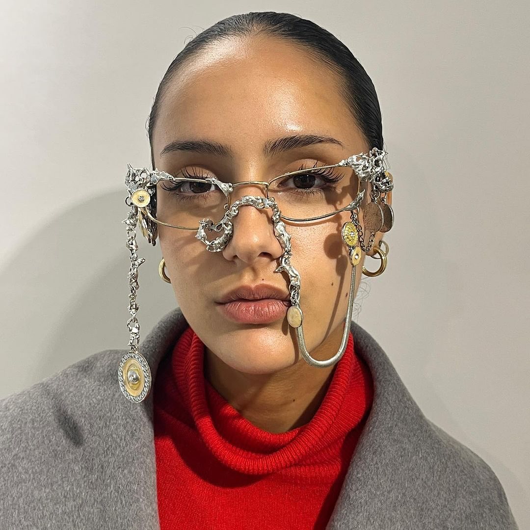 빈티지 코인으로 완성한 아이웨어, 퍼스트블러쉬의 감각적 변주 — Look 4