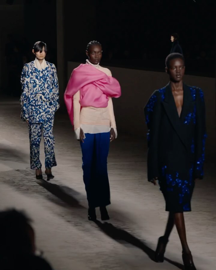 드리스 반 노튼, '자신의 앞머리를 자른 여성'을 말하다 — Look 2