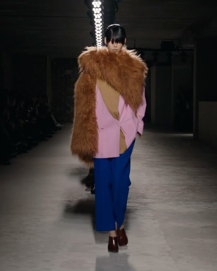 드리스 반 노튼, '자신의 앞머리를 자른 여성'을 말하다 — Look 5