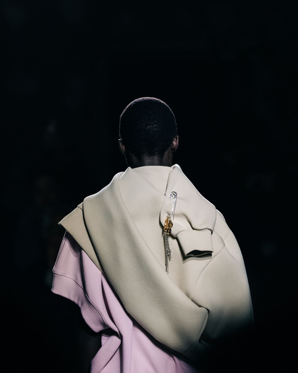 드리스 반 노튼, '자신의 앞머리를 자른 여성'을 말하다 — Look 6