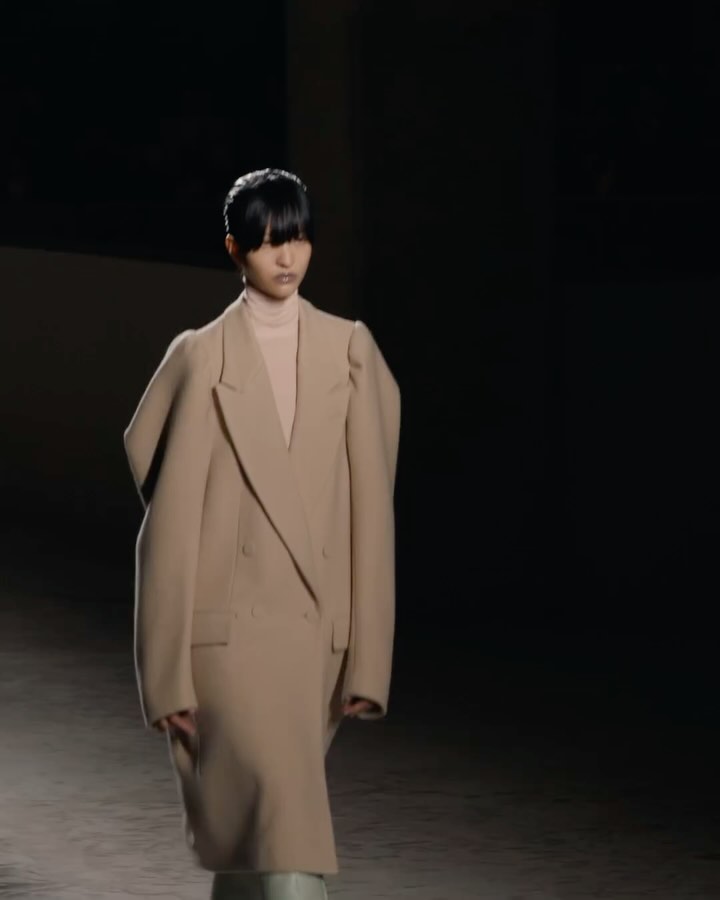 드리스 반 노튼, '자신의 앞머리를 자른 여성'을 말하다 — Look 9