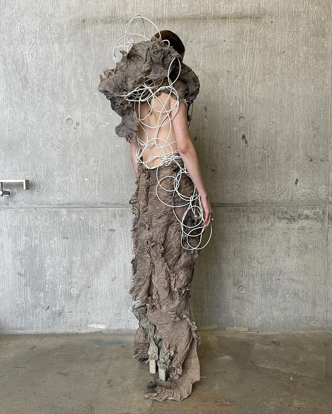 커피 마대가 고급 패션으로, 엔조 쾨닝의 지속가능 오뜨 꾸띄르 — Look 6