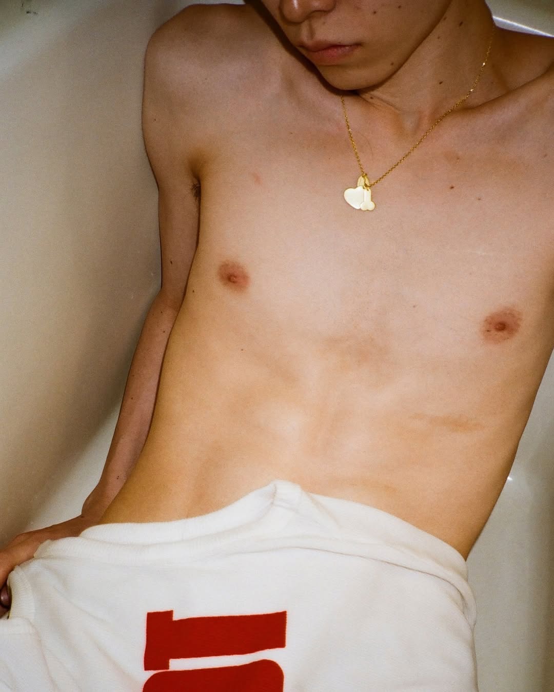 쿠도 츠카사, 남성성의 취약함을 기록하다 — Look 8