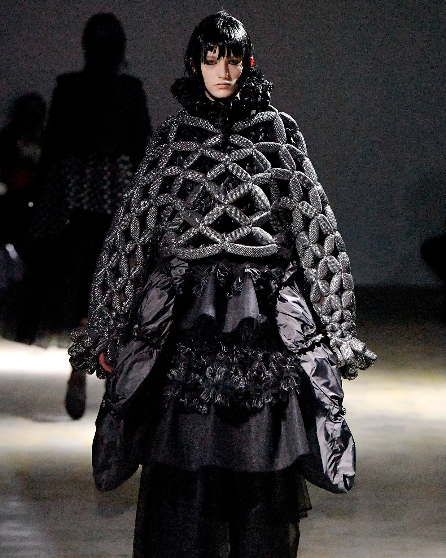 노와 케이 니노미야, 고딕 펑크와 메탈릭 뷰티의 조우 — Look 3