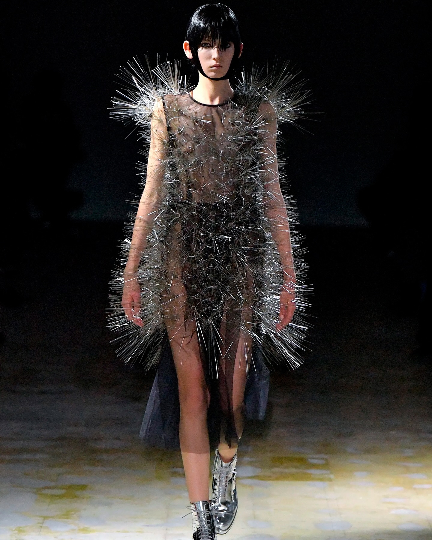 노와 케이 니노미야, 고딕 펑크와 메탈릭 뷰티의 조우 — Look 8