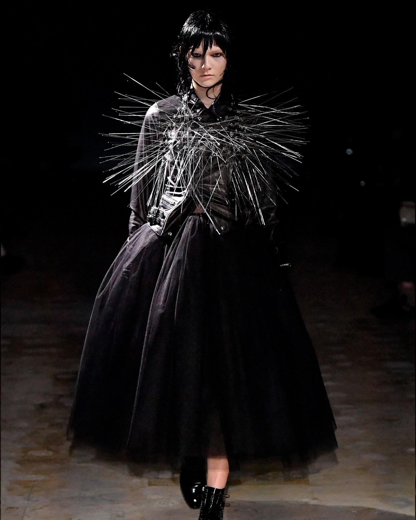 노와 케이 니노미야, 고딕 펑크와 메탈릭 뷰티의 조우 — Look 9