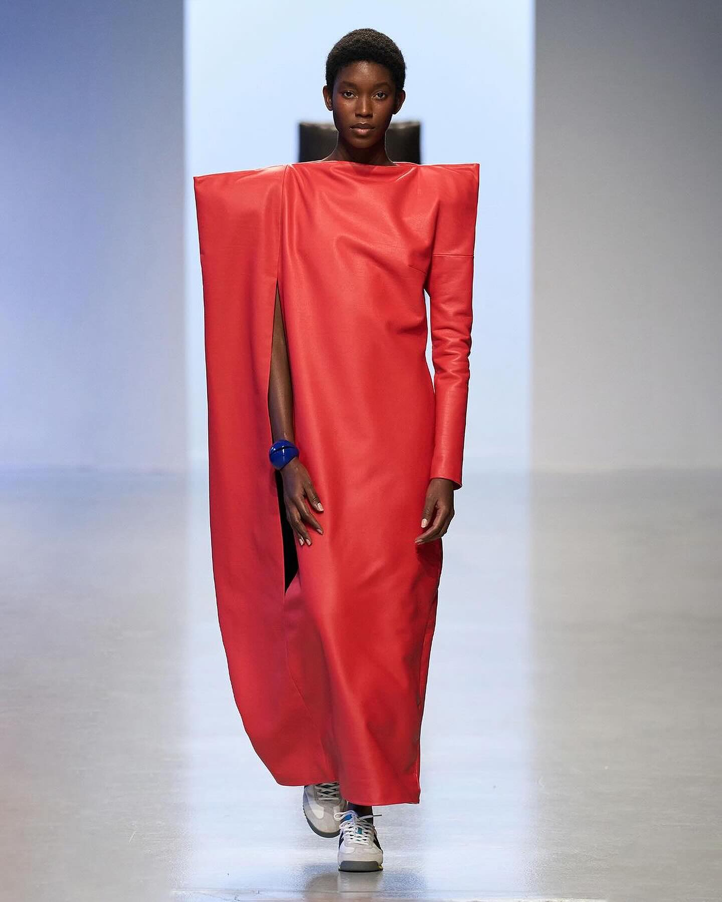 조머, 색채 블록과 조각 같은 실루엣으로 FW24 런웨이 장악 — Look 5