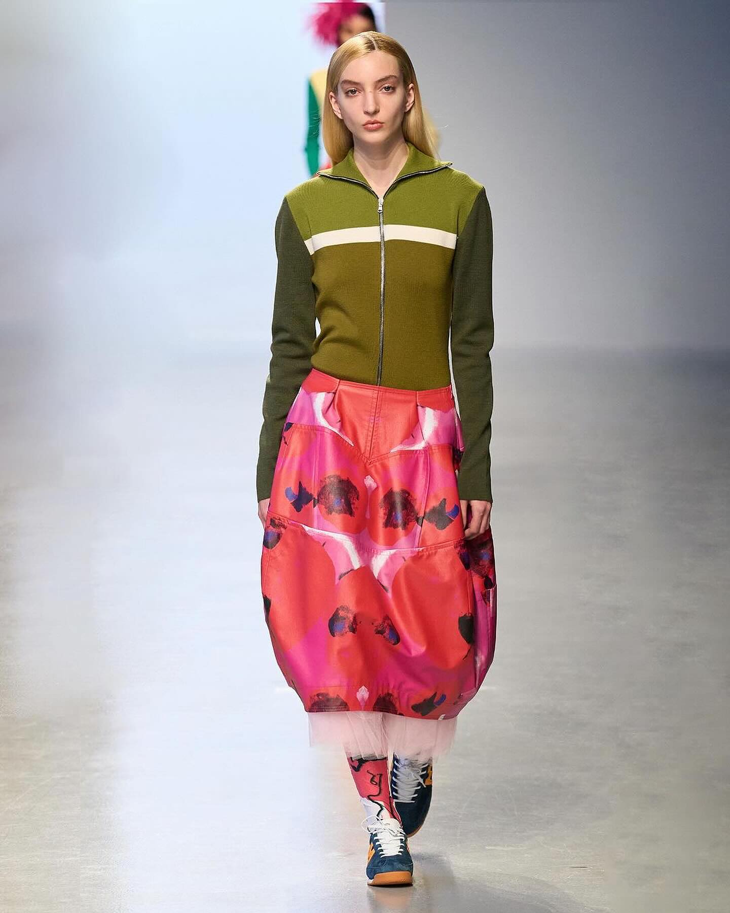 조머, 색채 블록과 조각 같은 실루엣으로 FW24 런웨이 장악 — Look 6