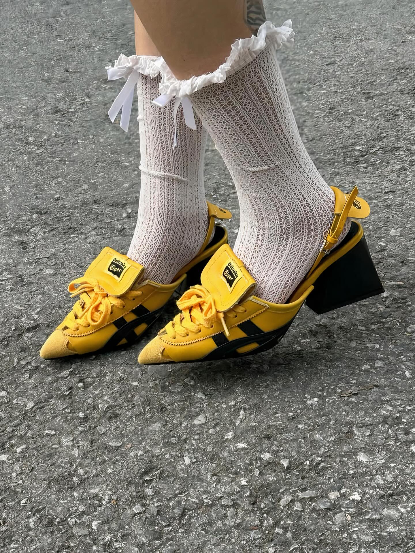 스니커즈를 스틸레토로, 전복적 재해석의 힘 — Look 4