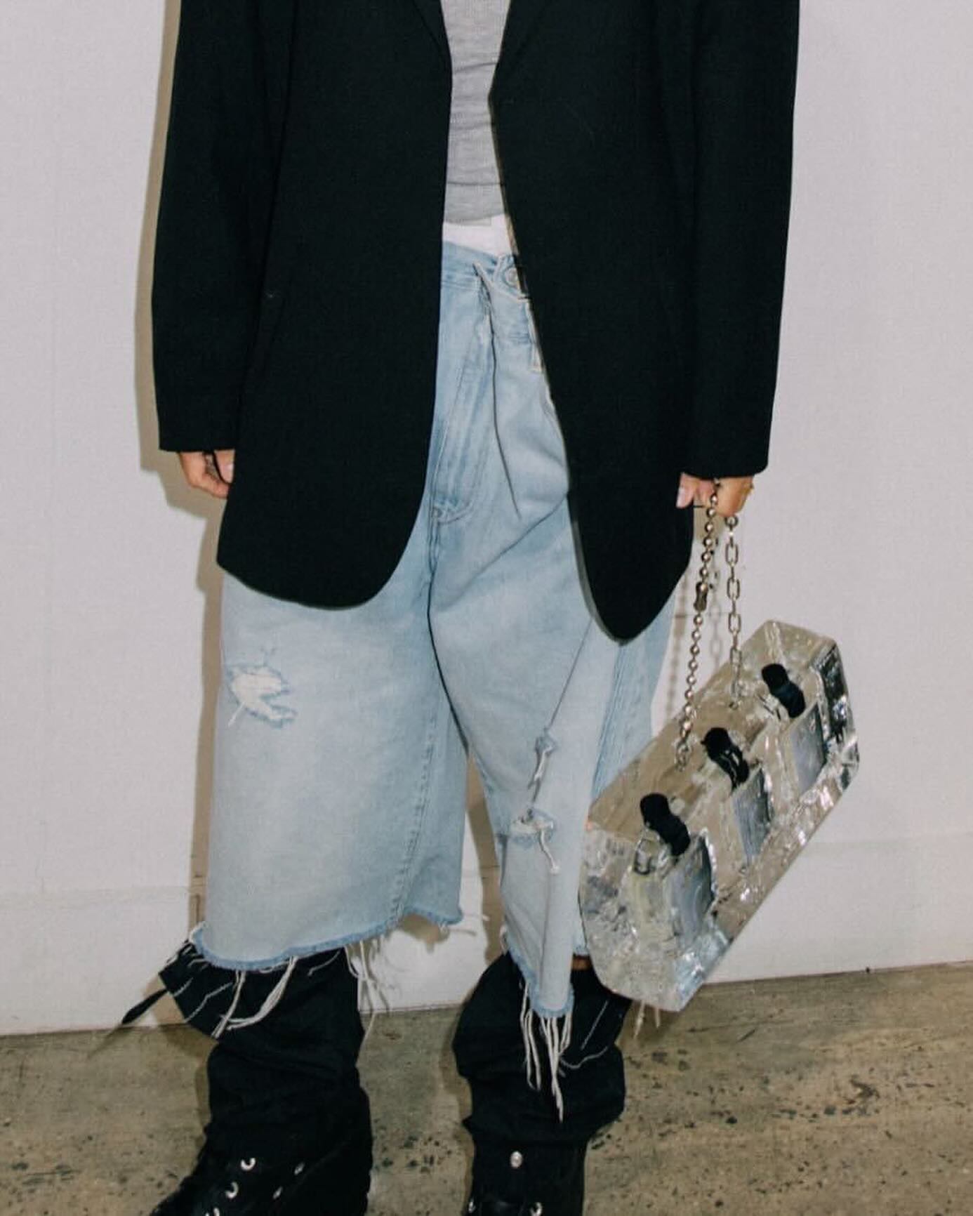 녹는 얼음 백에 향수를 담다, 제인 웨이드의 24FW — Look 4