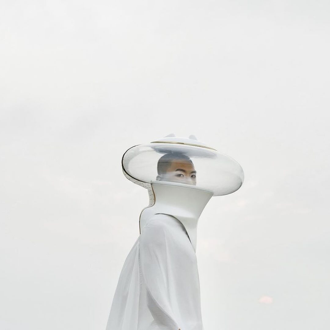 자우사우이우, 소리를 색으로 변환하는 우주복 액세서리 공개 — Look 5