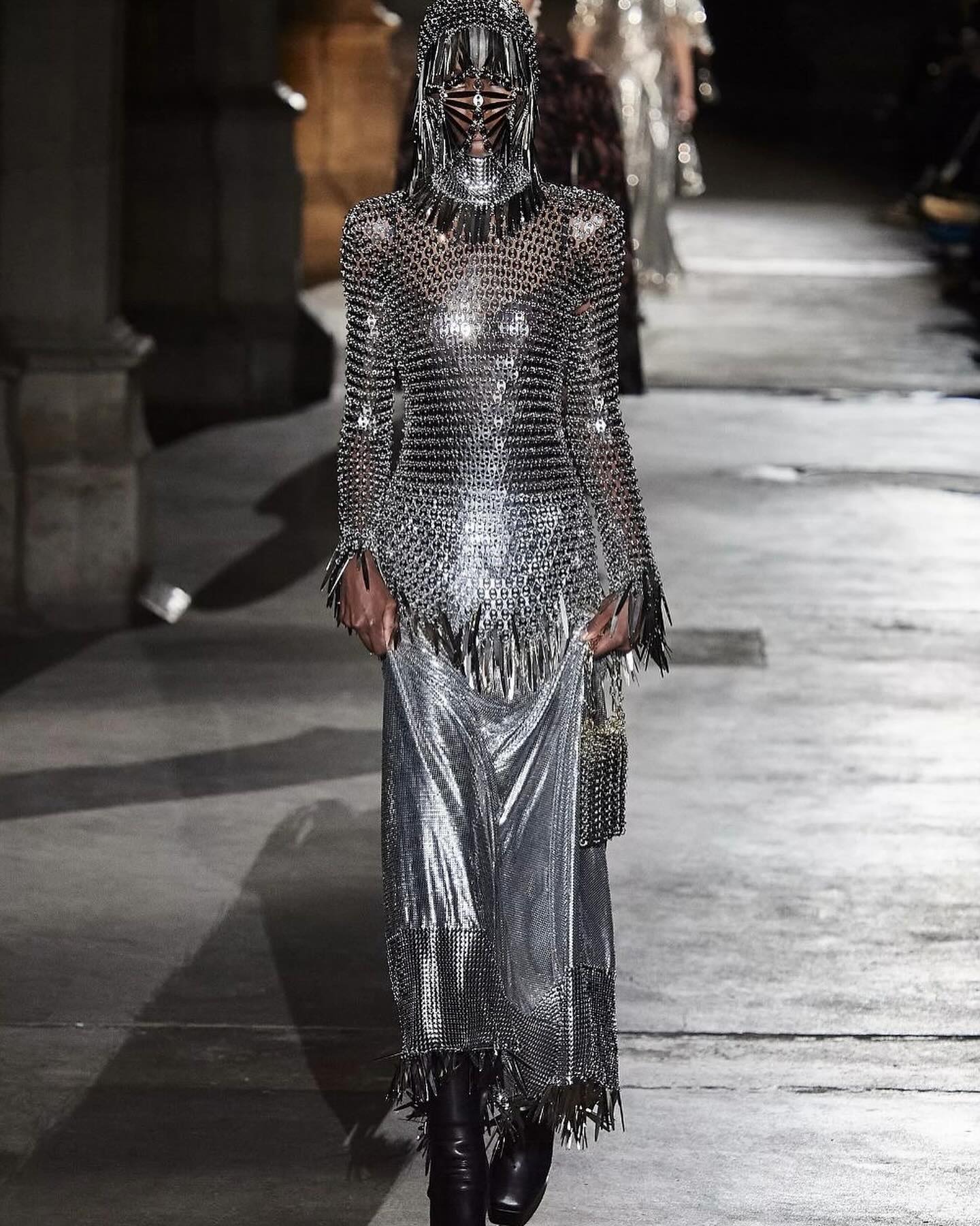 라반의 아이코닉 메탈 아이덴티티, 2020 FW 컬렉션 — Look 3