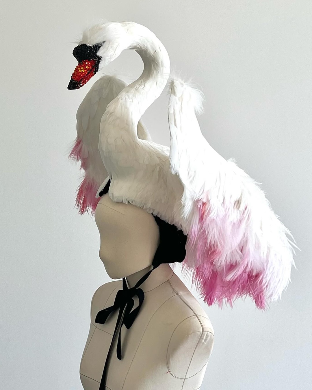 일리아 믹문, 백조가 된 드레스로 쿠튀르의 새 장을 열다 — Look 10