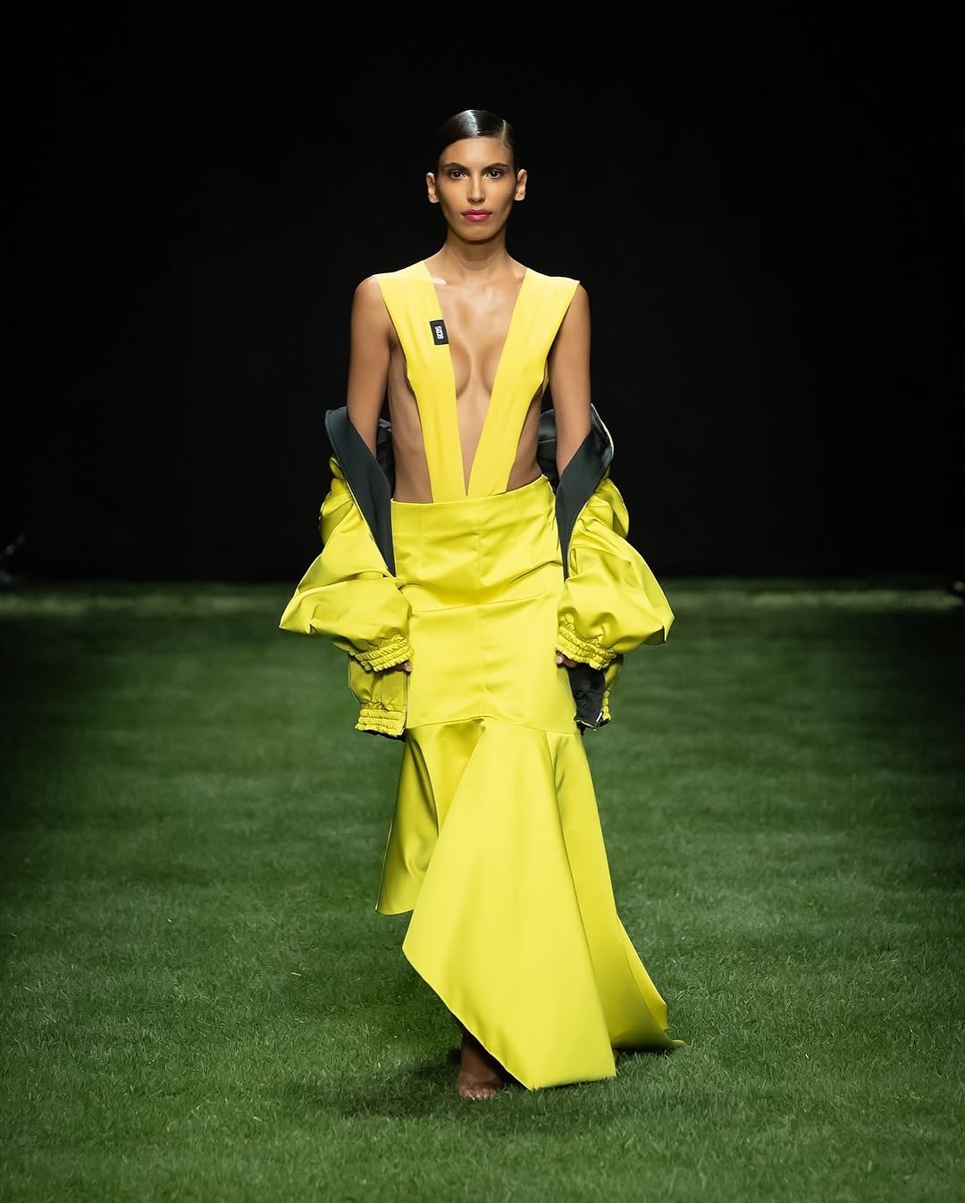 GCDS, 콘크리트 위에 핀 꽃으로 회복력과 여성성을 말하다 — Look 5