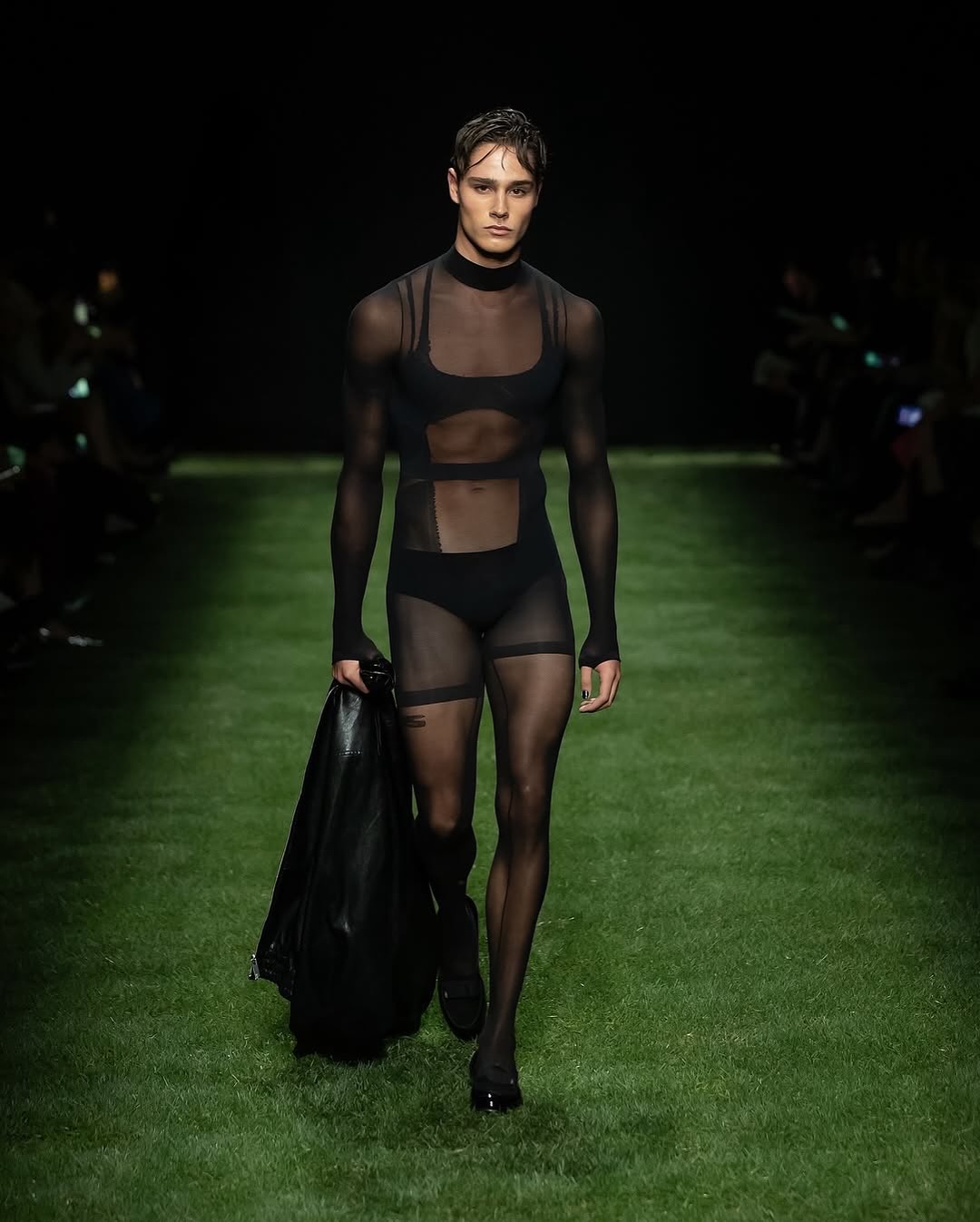 GCDS, 콘크리트 위에 핀 꽃으로 회복력과 여성성을 말하다 — Look 7