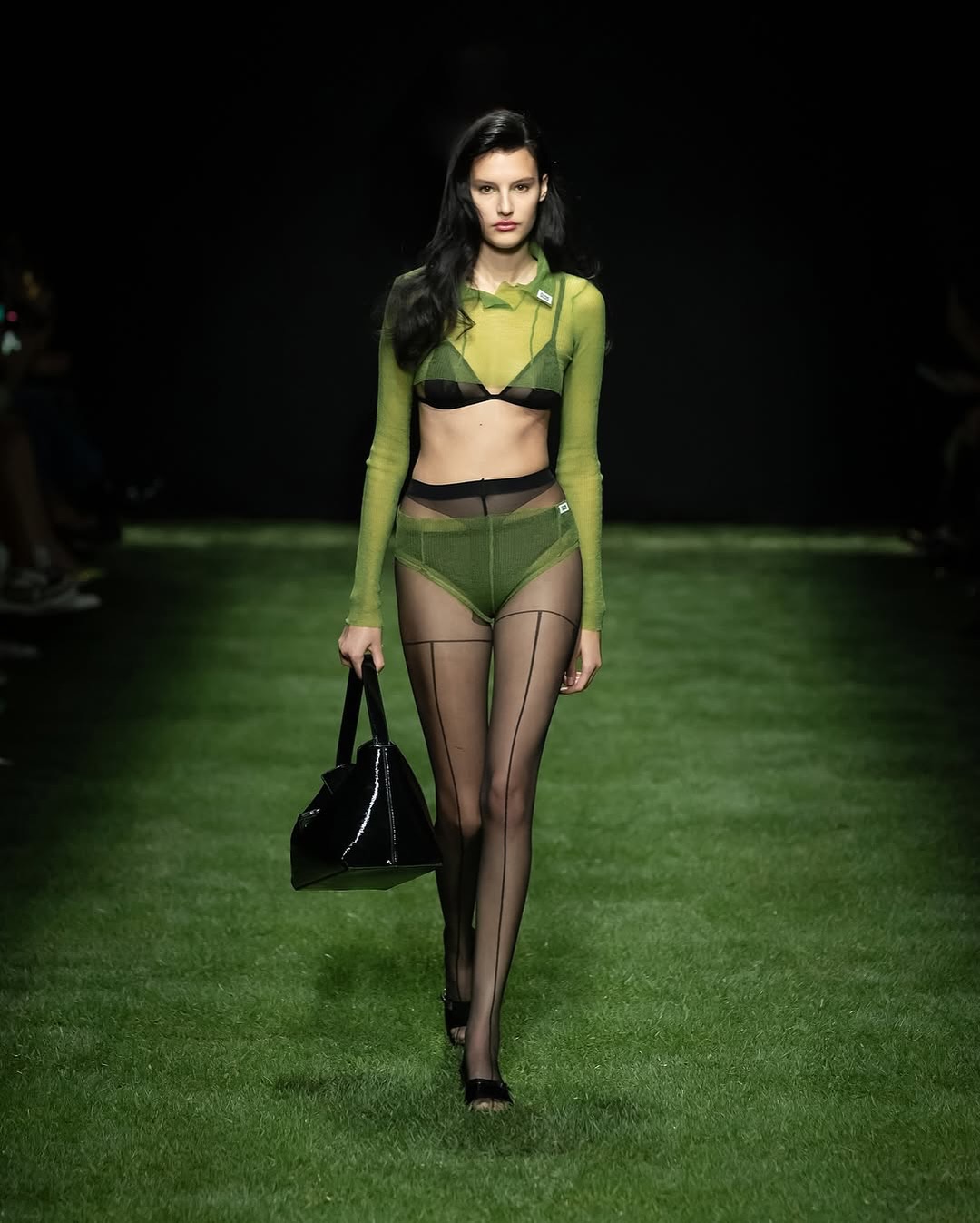 GCDS, 콘크리트 위에 핀 꽃으로 회복력과 여성성을 말하다 — Look 8