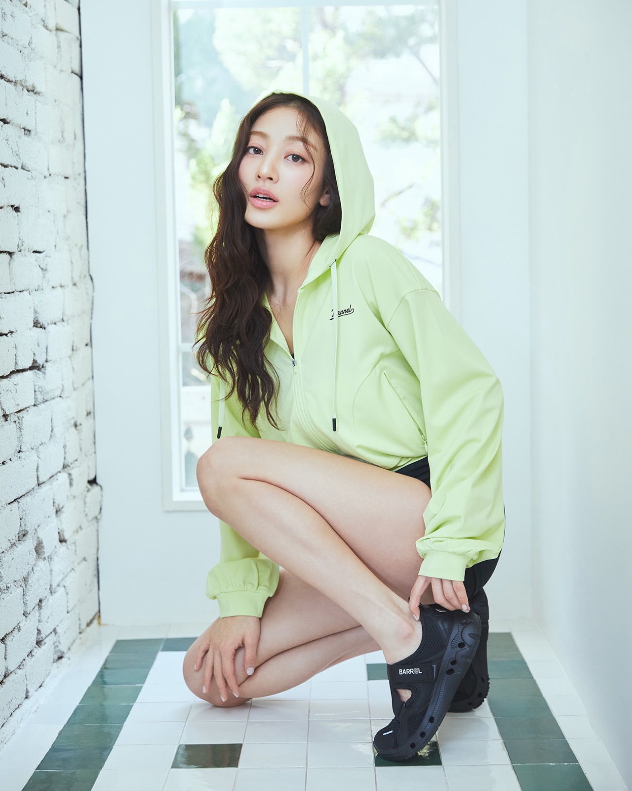 지효, 배럴의 새로운 '배럴걸'로 발탁 — Look 6