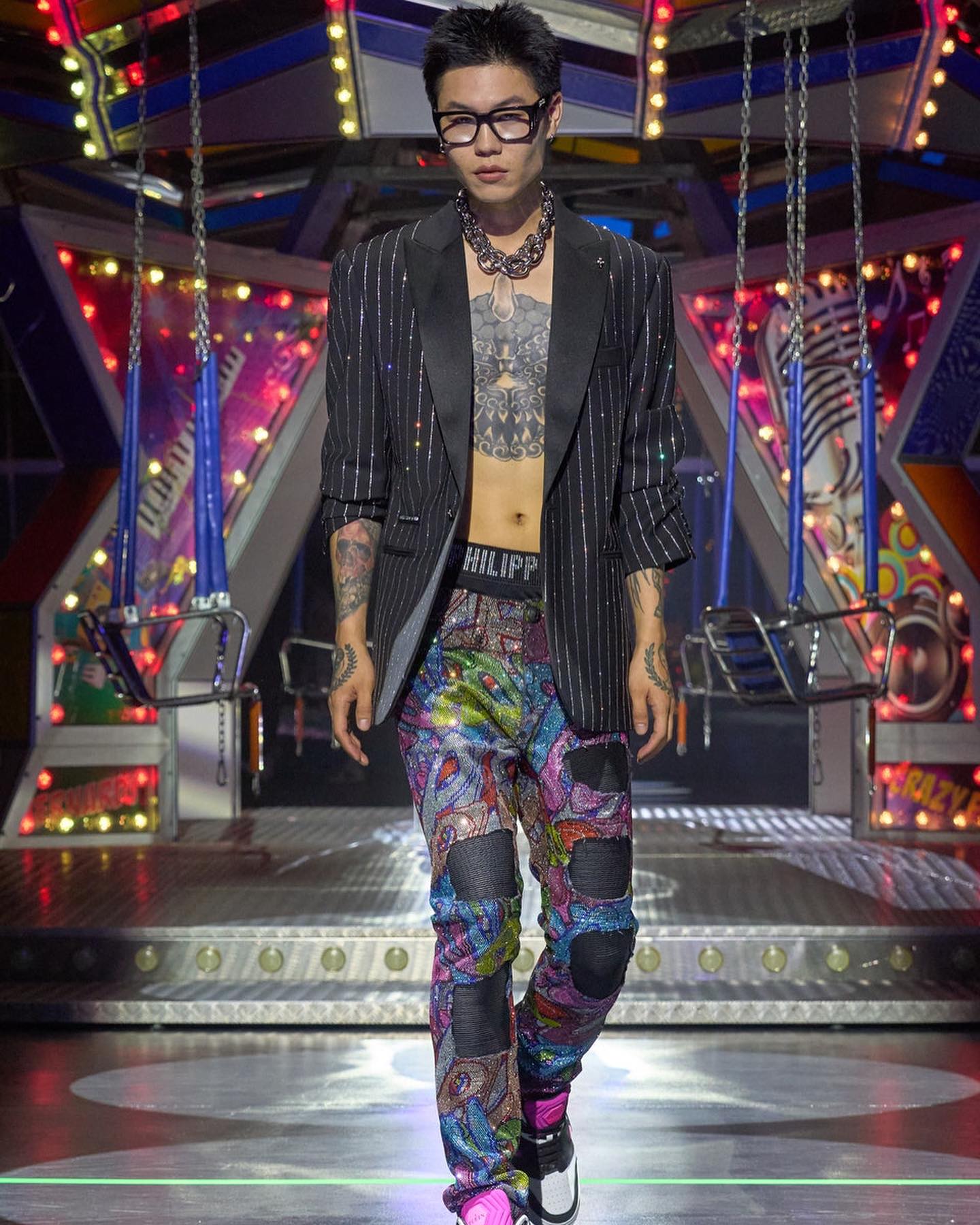 필립 플레인 2024 S/S, 펑키한 놀이공원으로 변신한 런웨이 — Look 3