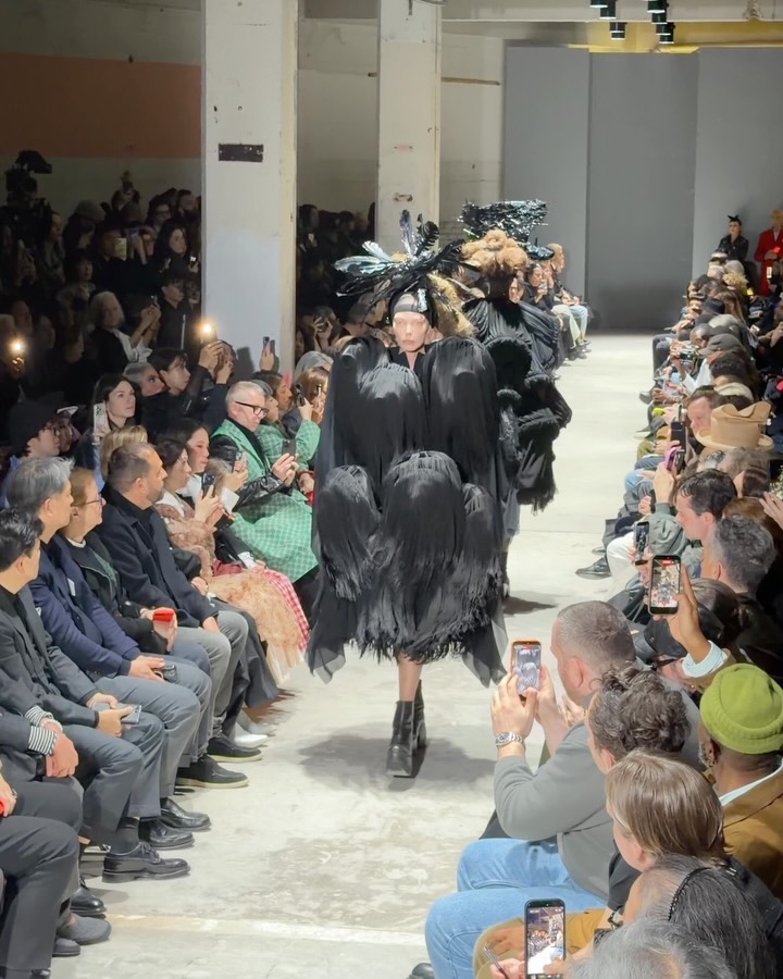 꼼 데 가르송 FW26, 의복을 예술로 재해석하다 — Look 2