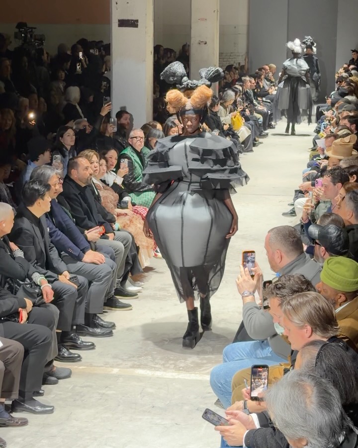 꼼 데 가르송 FW26, 의복을 예술로 재해석하다 — Look 3