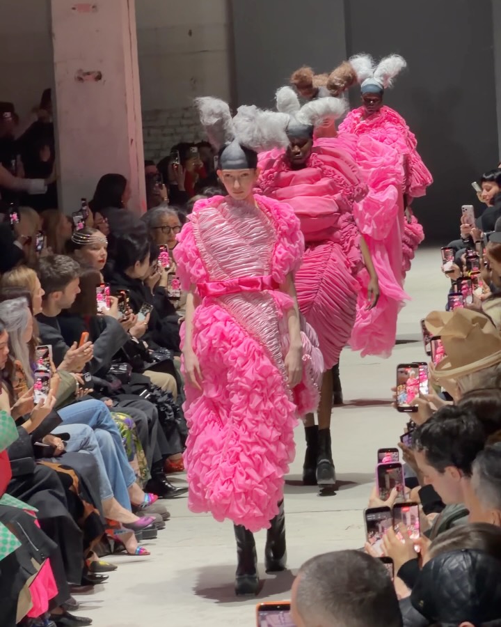 꼼 데 가르송 FW26, 의복을 예술로 재해석하다 — Look 4