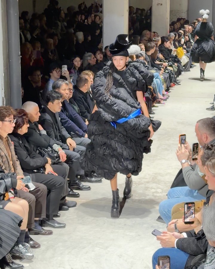 꼼 데 가르송 FW26, 의복을 예술로 재해석하다 — Look 5