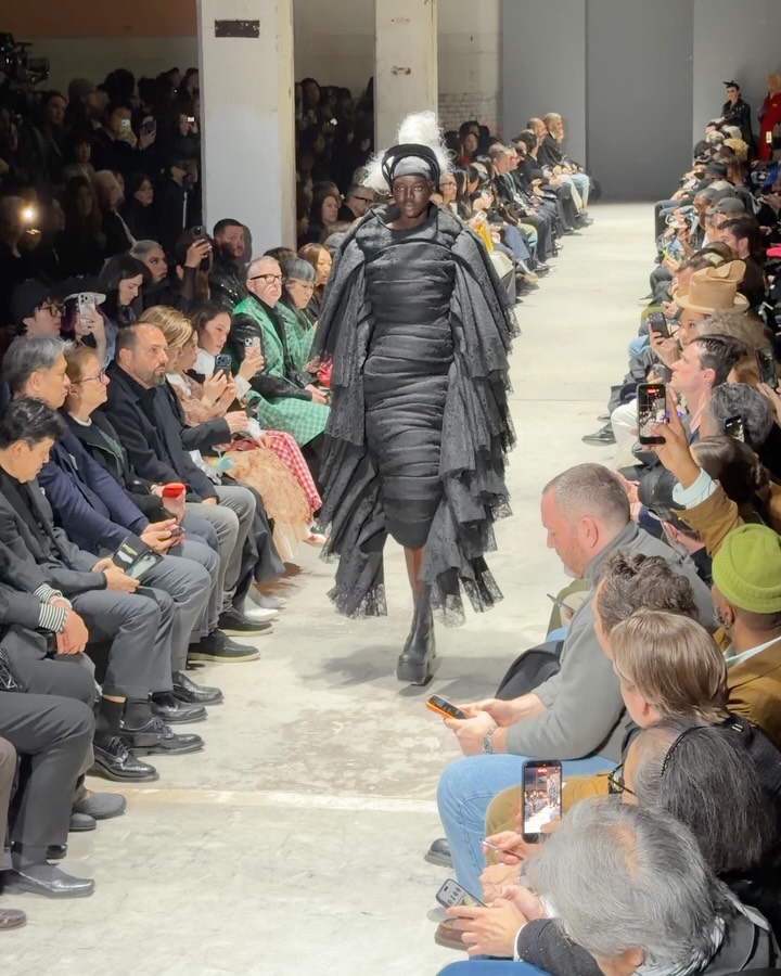 꼼 데 가르송 FW26, 의복을 예술로 재해석하다 — Look 6