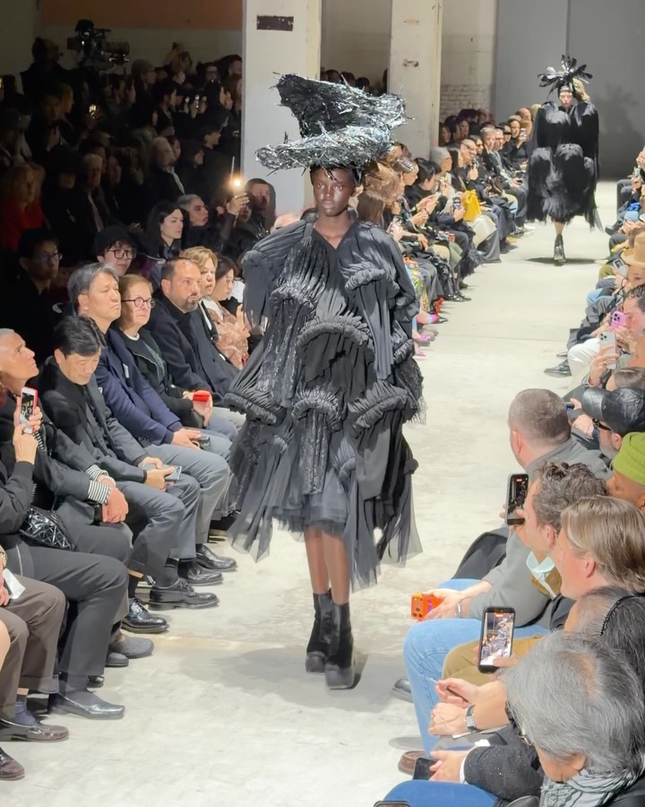 꼼 데 가르송 FW26, 의복을 예술로 재해석하다 — Look 7