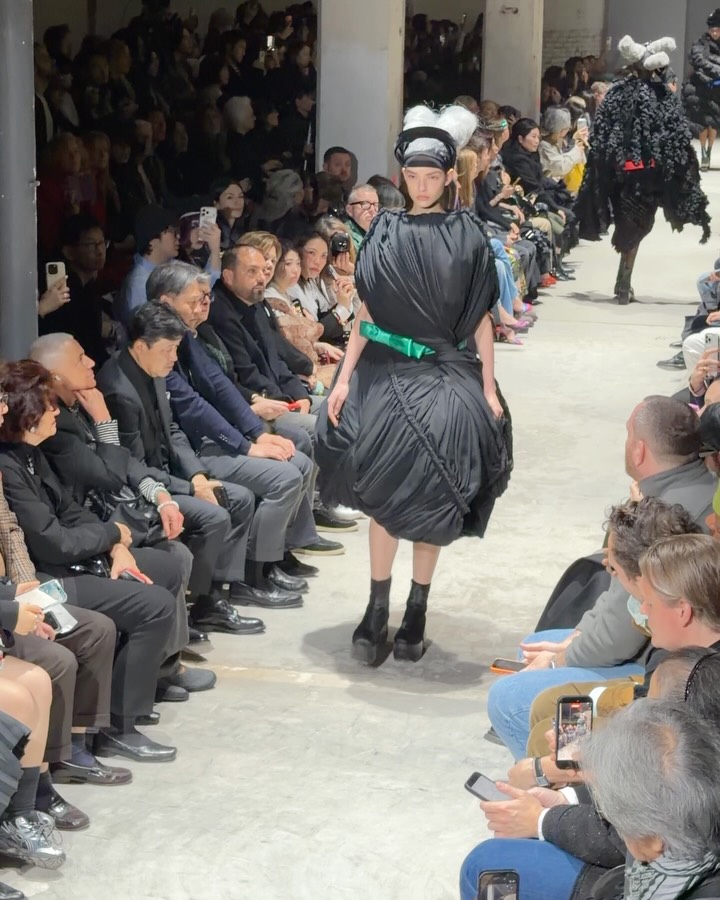 꼼 데 가르송 FW26, 의복을 예술로 재해석하다 — Look 8