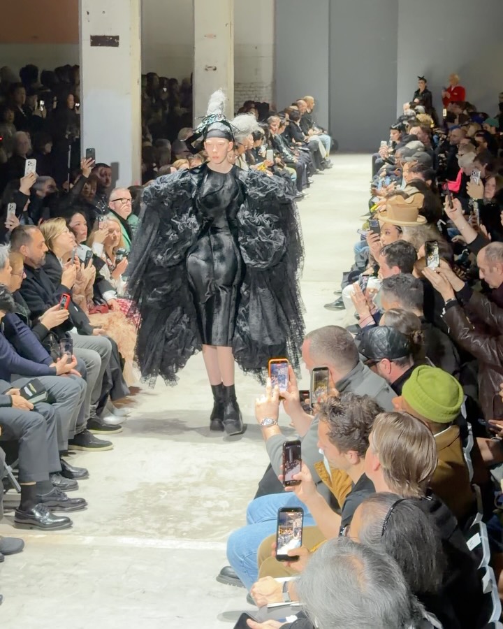 꼼 데 가르송 FW26, 의복을 예술로 재해석하다 — Look 9