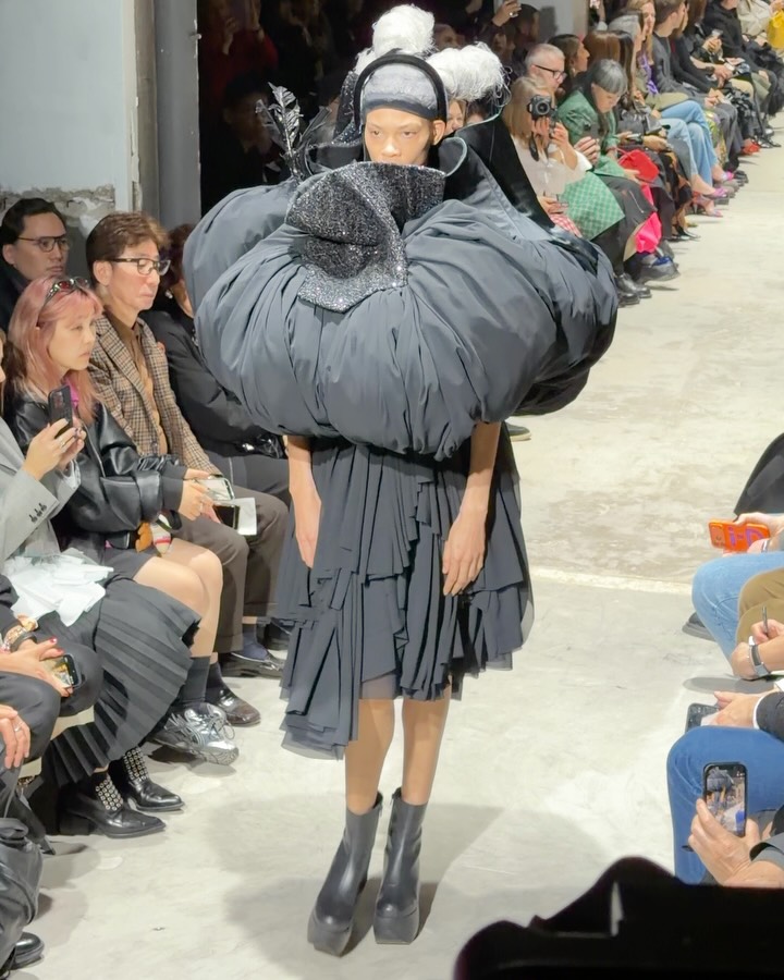 꼼 데 가르송 FW26, 의복을 예술로 재해석하다 — Look 10