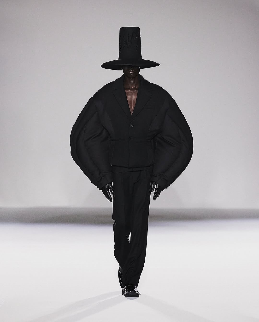 첸펑 스튜디오, 삶의 순간을 담은 FW24 컬렉션 공개 — Look 4