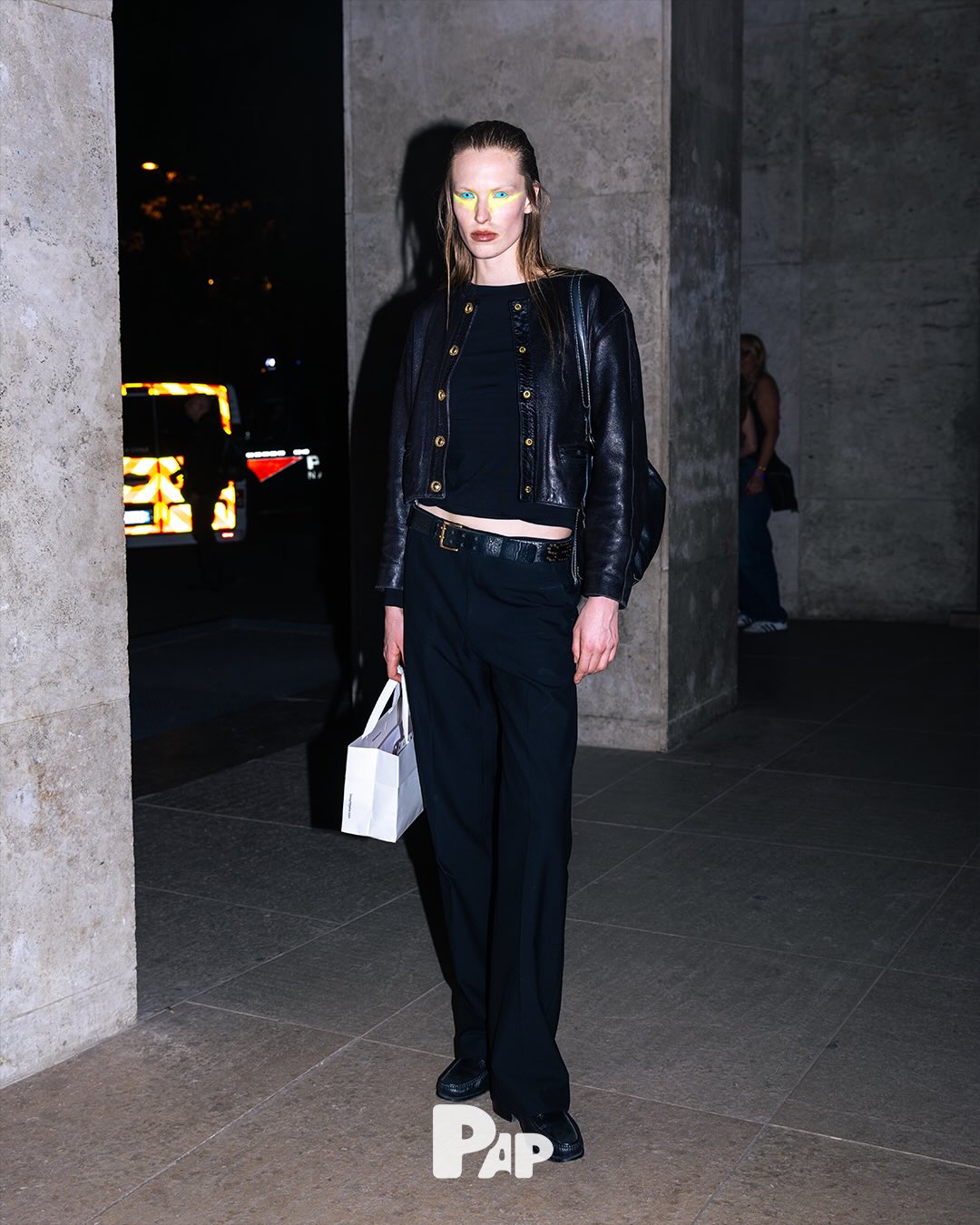 릭 오웬스 쇼장 밖, 아이코닉한 스타일이 말하다 — Look 4