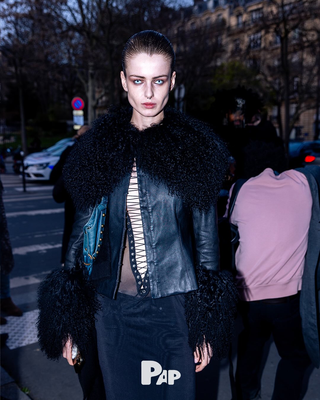 릭 오웬스 쇼장 밖, 아이코닉한 스타일이 말하다 — Look 8