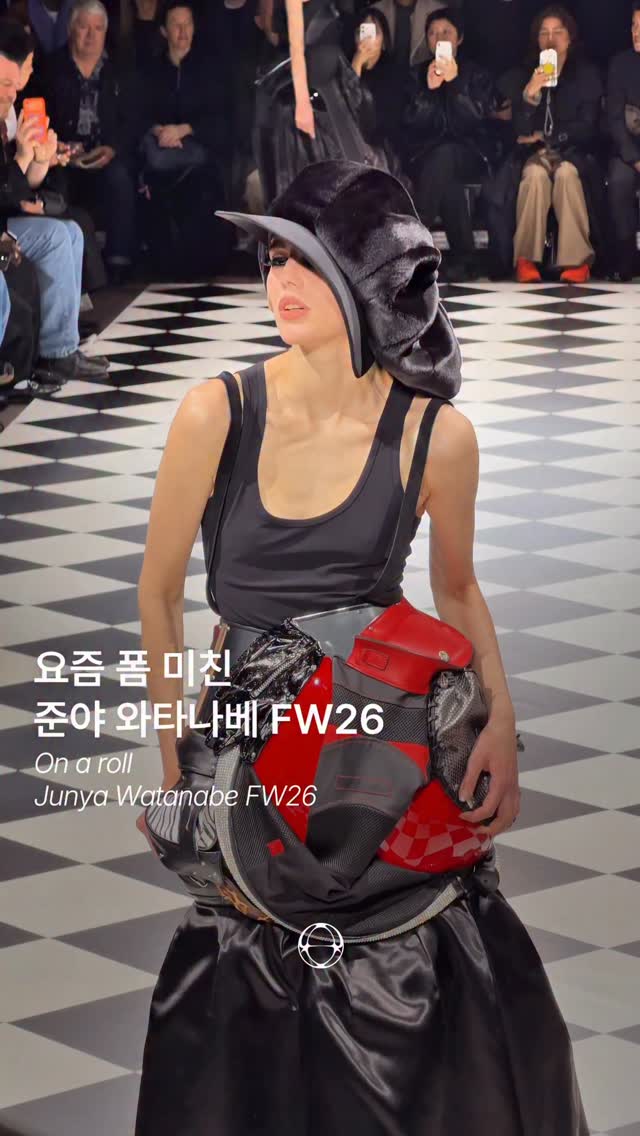 준야 와타나베 FW26, 해체와 재구성으로 빚어낸 조형 예술 — Cover