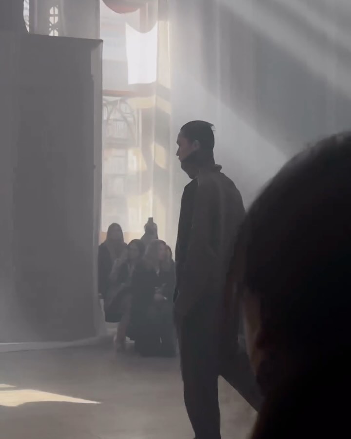 헬무트 랭 24FW, 보호와 투영의 이중주 — Look 2