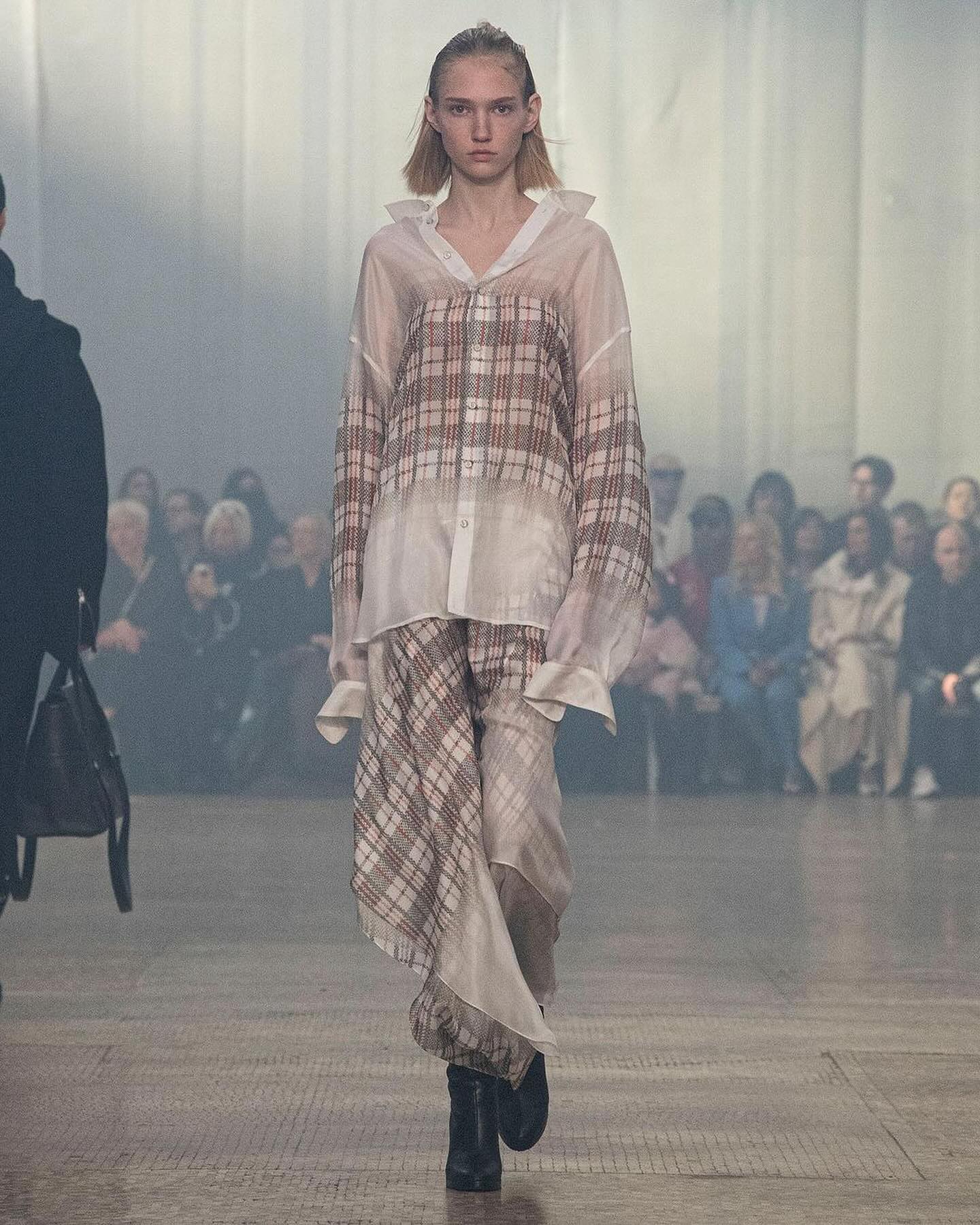 헬무트 랭 24FW, 보호와 투영의 이중주 — Look 3