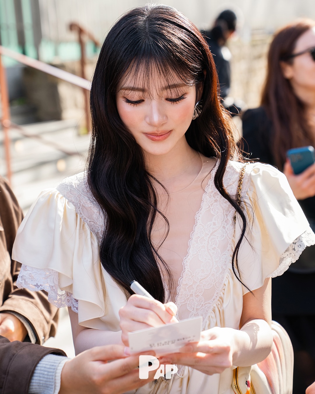 미야오 안나, 클로에 룩으로 완성한 봄날의 우아함 — Look 2