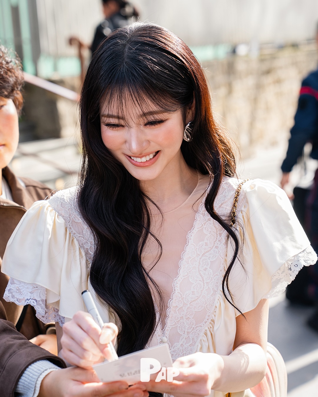 미야오 안나, 클로에 룩으로 완성한 봄날의 우아함 — Look 3