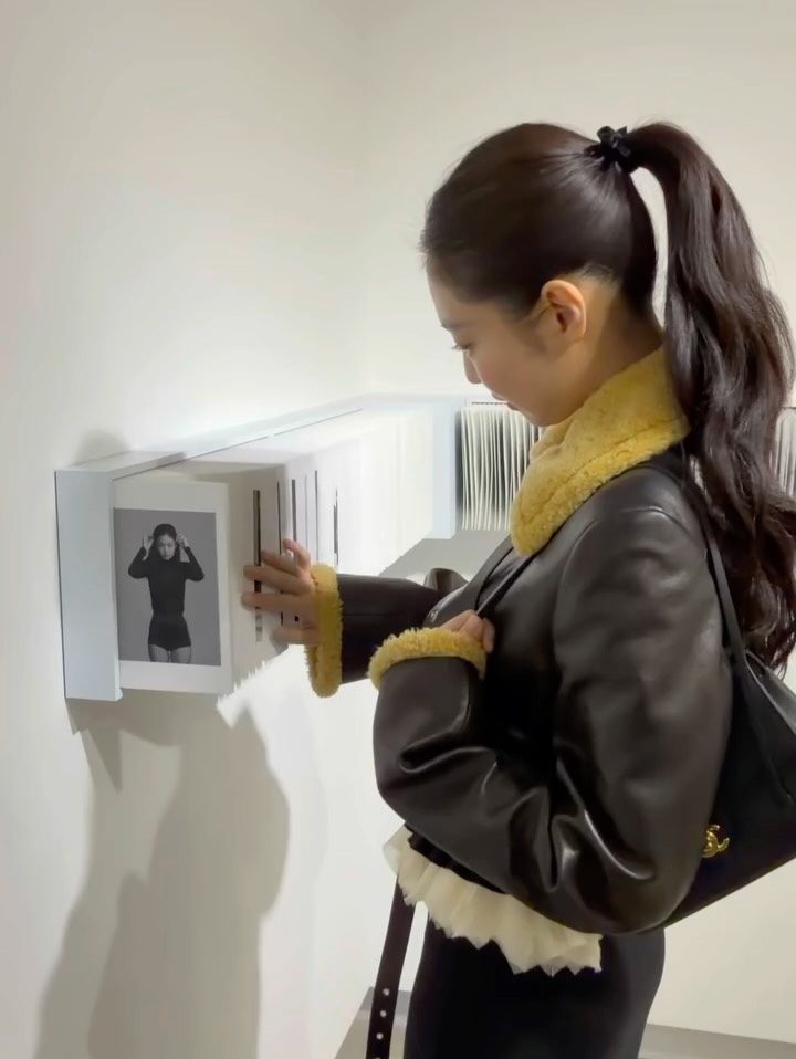 제니, 생일 맞아 첫 사진전 'J2NNI5' 개최 — Look 2