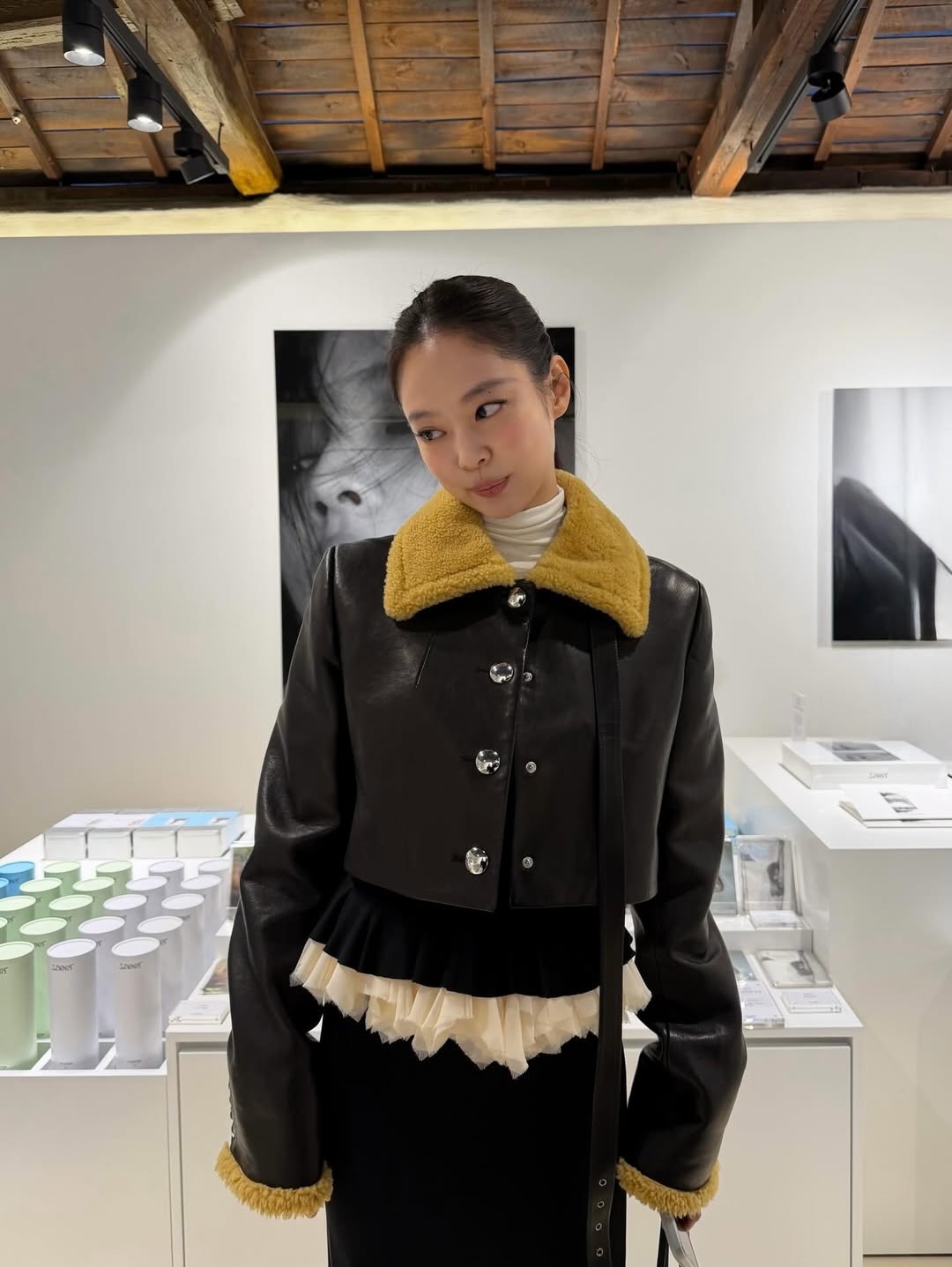 제니, 생일 맞아 첫 사진전 'J2NNI5' 개최 — Look 4