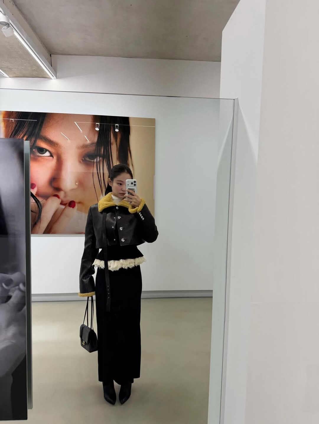 제니, 생일 맞아 첫 사진전 'J2NNI5' 개최 — Look 5